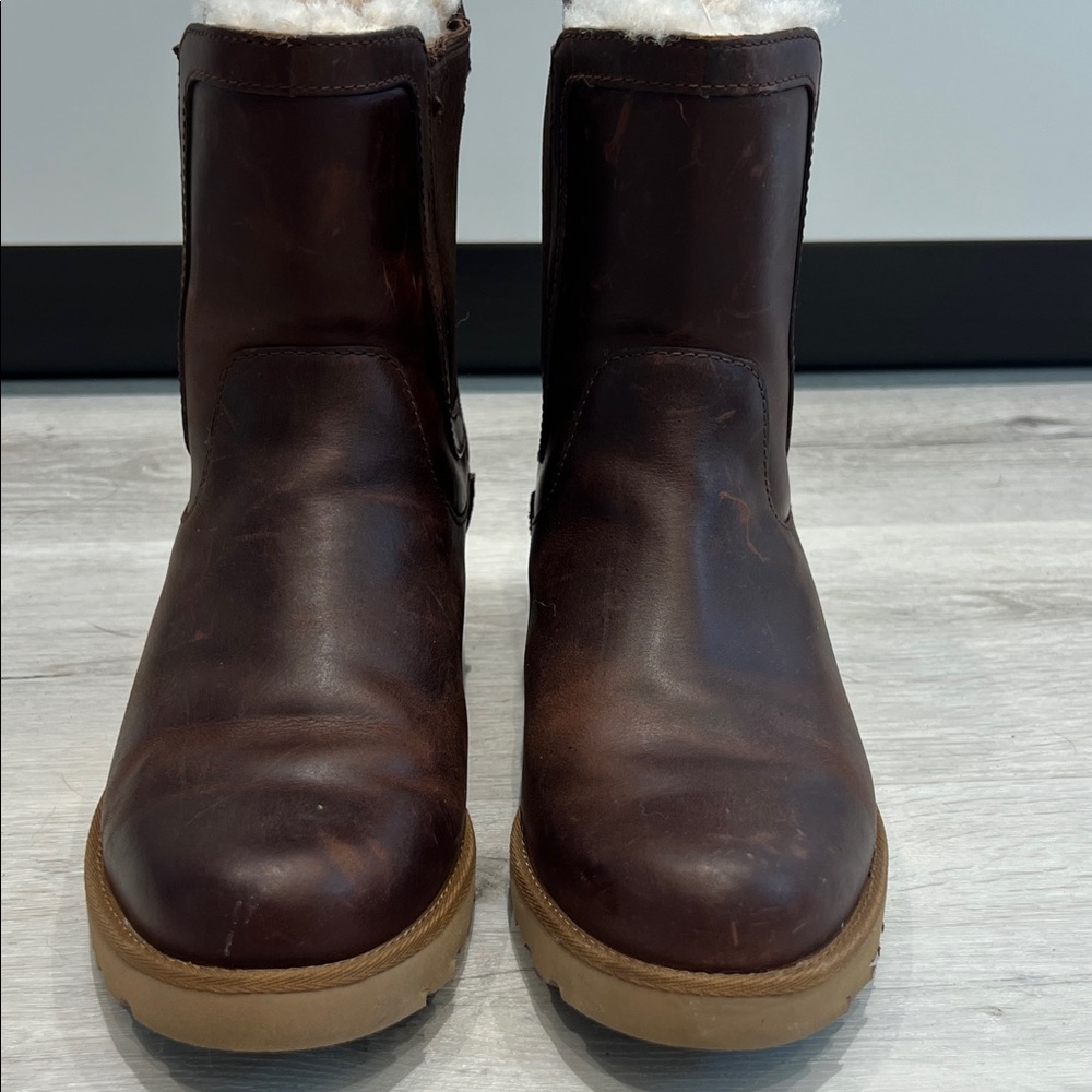 UGGAustralia Slim Britt Chestnut Leather Wedge Womens Chelsea Boot Slim 1013851
